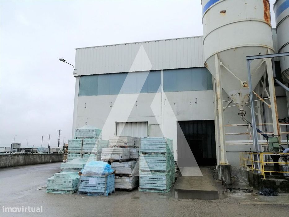Armazém na Zona Industrial de Oiã