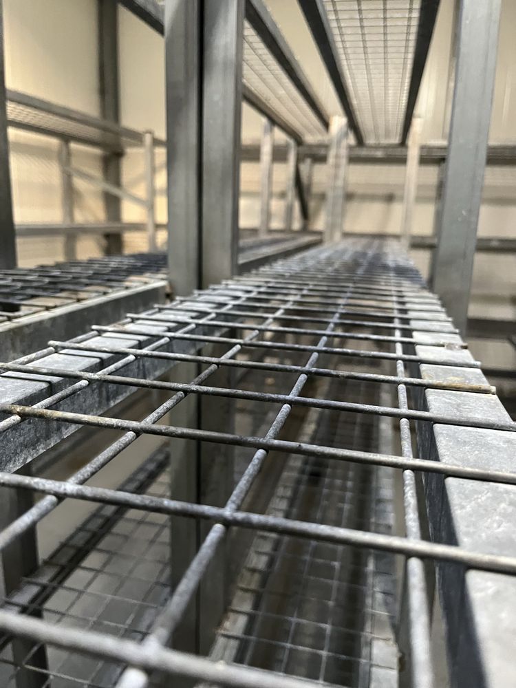 Prateleiras em ferro com malha zincada