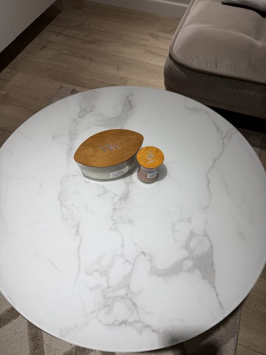 Stolik kawowy 80 cm Antiqua ze szklanym blatem Westwing złoty marmur