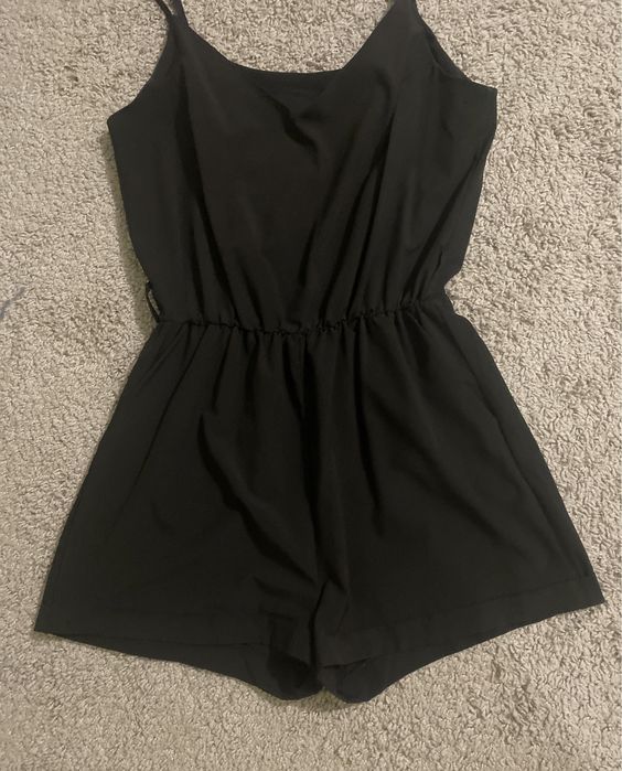 Комбмнезон цельный шортами р. М