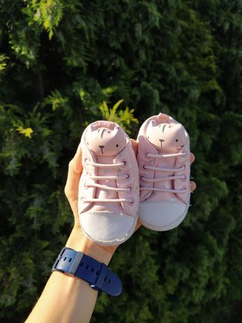 Różowe buciki dziecięce