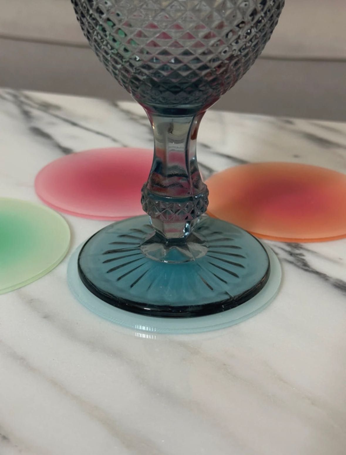 Conjunto de 4 porta-copos em acrílicos, de cores