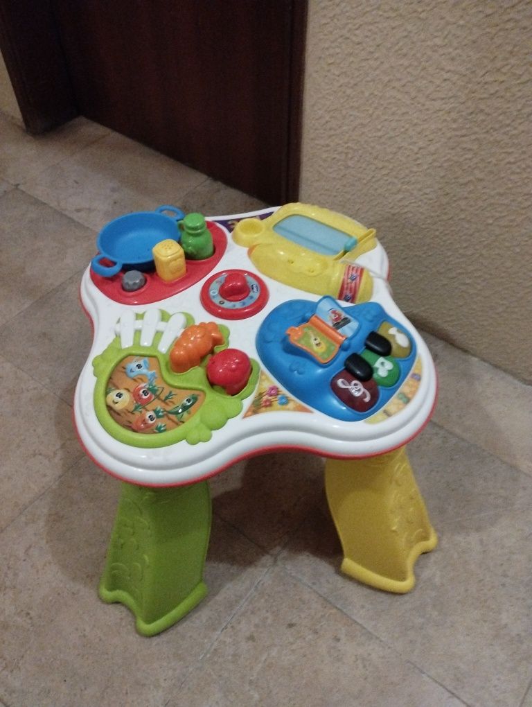 Brinquedo com música e pequenos objetos de cozinha