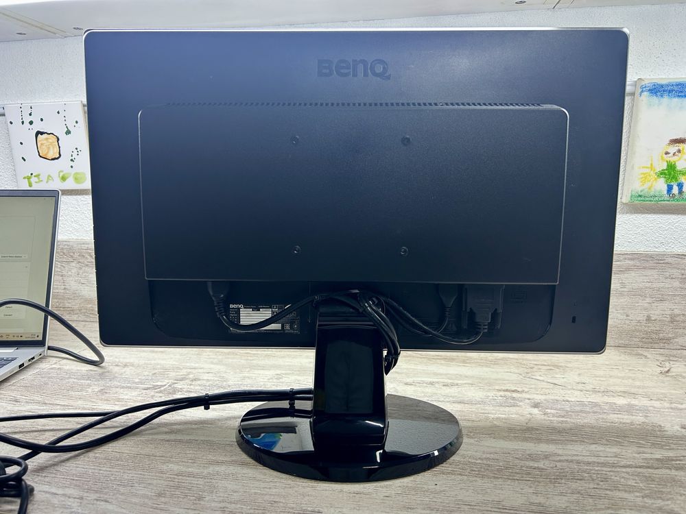 Monitor Benq GL2250 com pequena risca