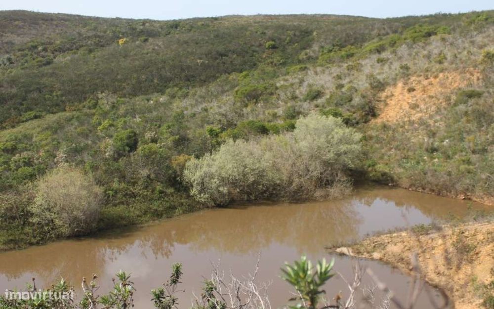 Terreno no Parque Natural que confronta com o oceano