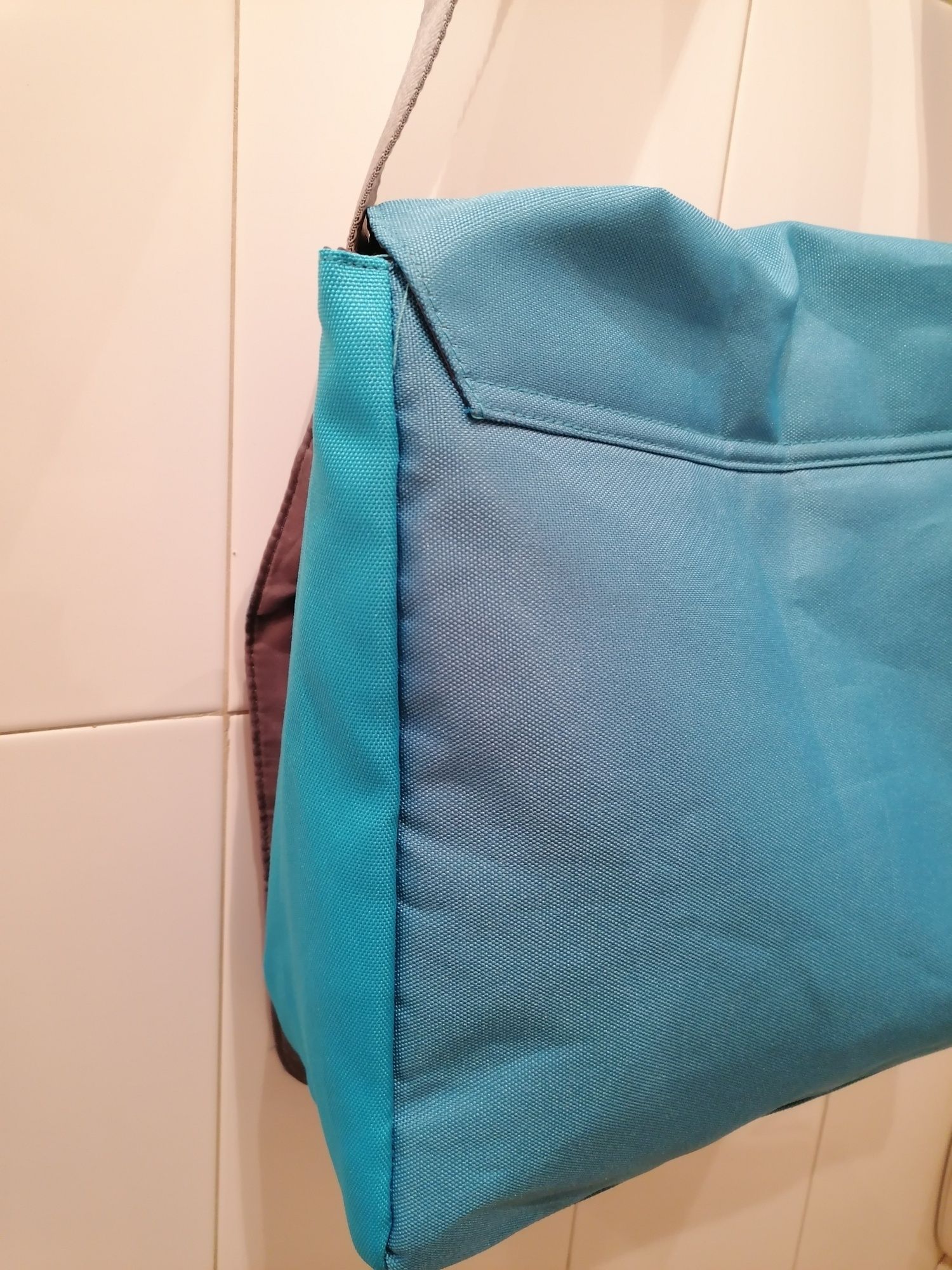 Mala saco à tiracolo, da Calvin Klein, tem um bolso com fecho na aba
