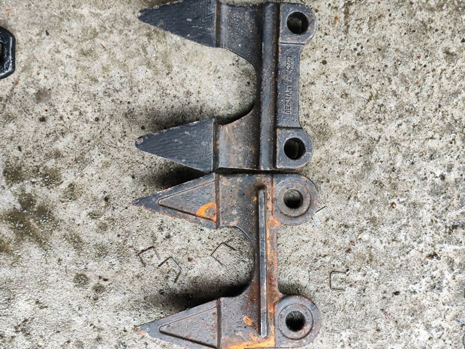 Головка косы жатки с планкой 84275285, Палец двойной жатки 1307299C2