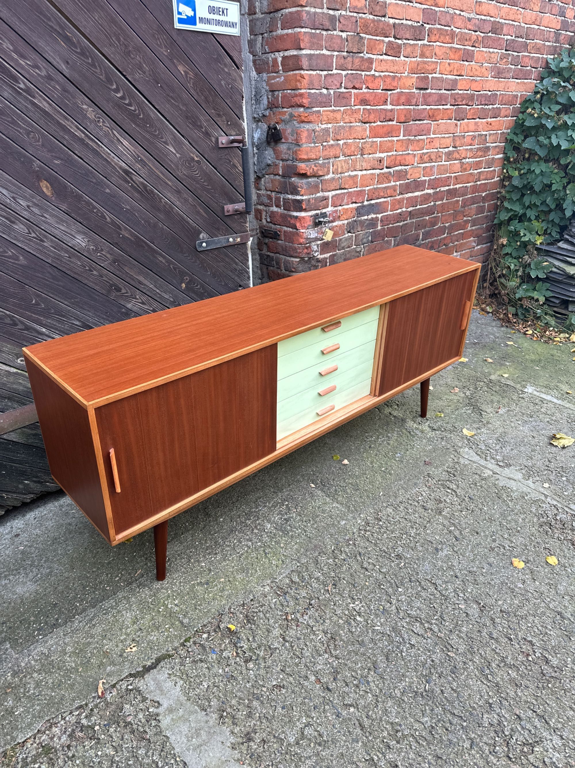 Duńska szafka / kredens / komoda / sideboard klasyczny machoniowy 80s