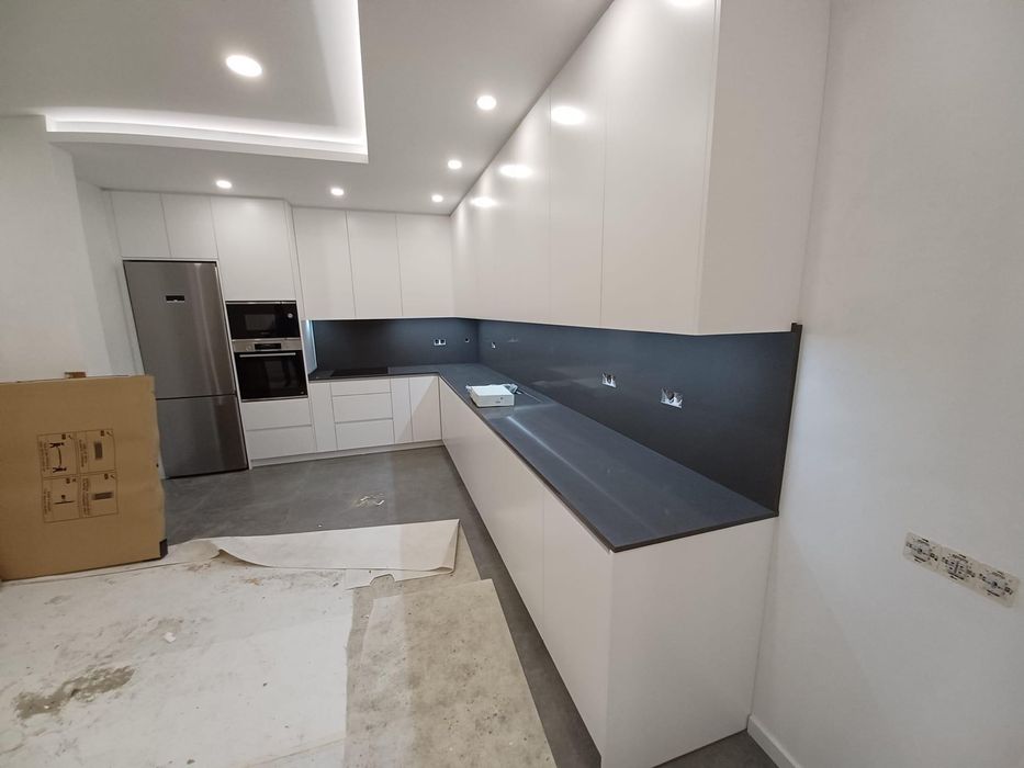 Coisinhas por medida em hidrófobo lacado ,brilho ou mate ,e folhas de madeira,com ferragens da Blum