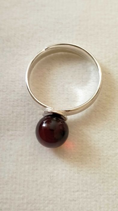 srebrny regulowany pierścionek z naturalnym bursztynem bałtyckim