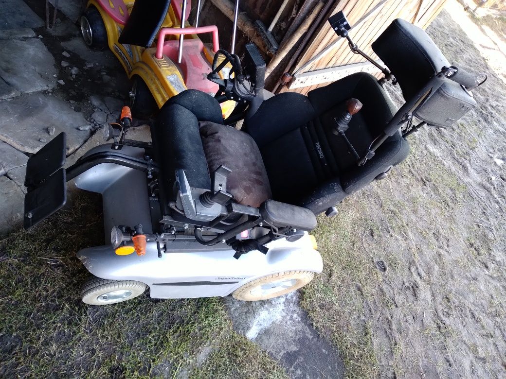 Wozek inwalidzki elektryczny sterowany broda ustami
