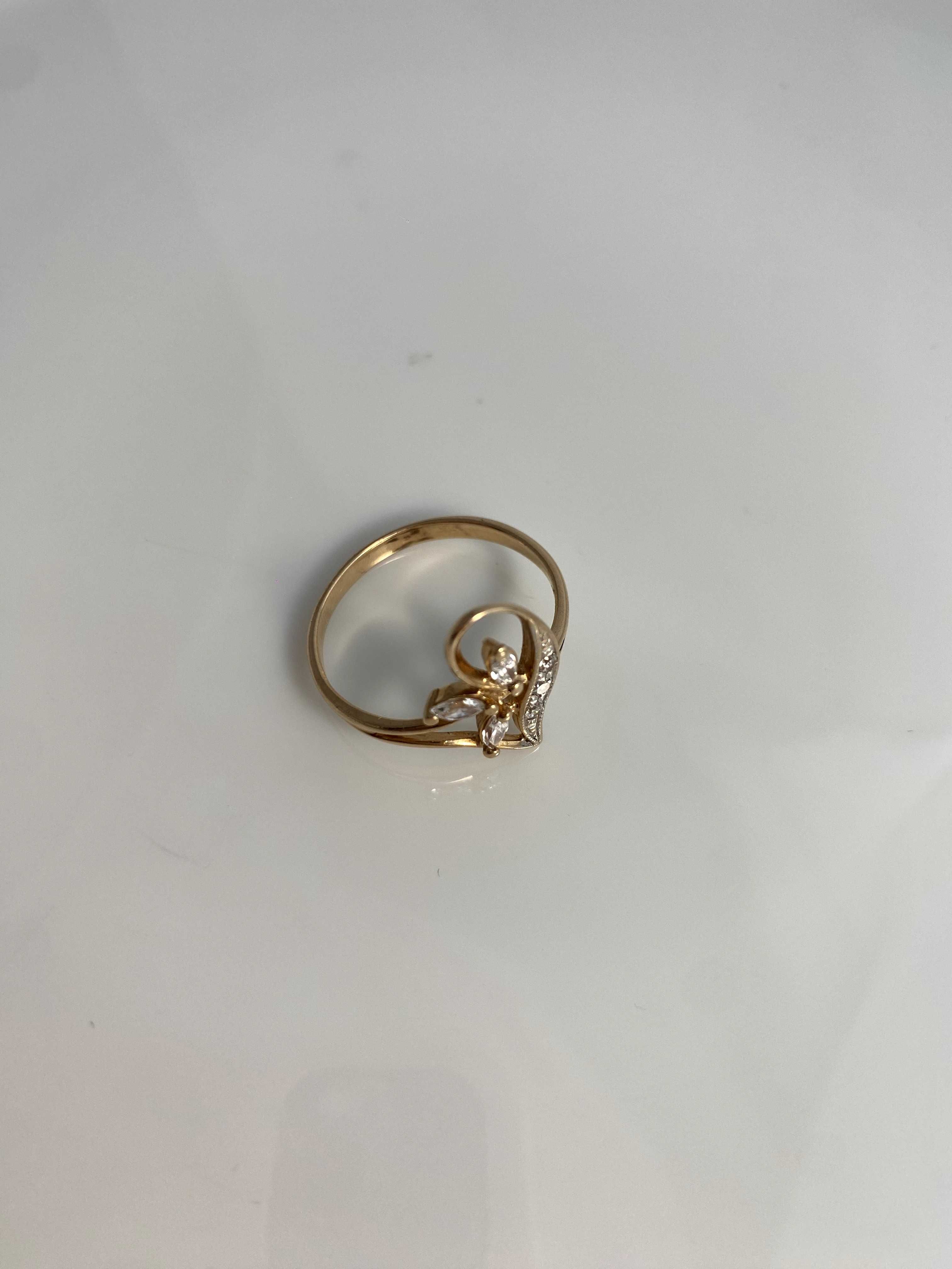 Piękny złoty pierścionek Au585 2.62g