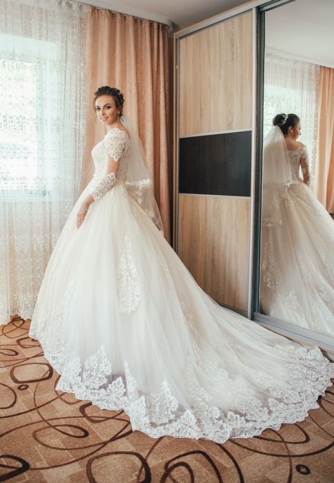 Весільне плаття кольору айворі.