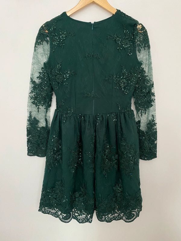 Rozkloszowana sukienka z koronką zieloną