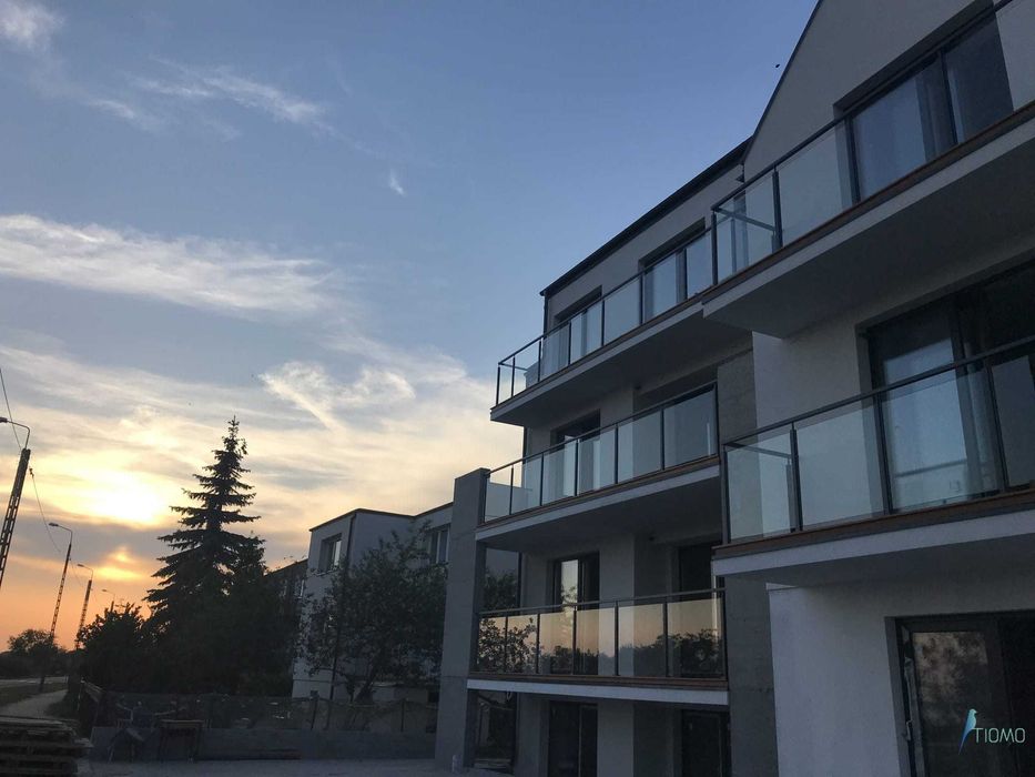 Balustrada szklana balkon stal lakierowana słupki ze szkłem barierka