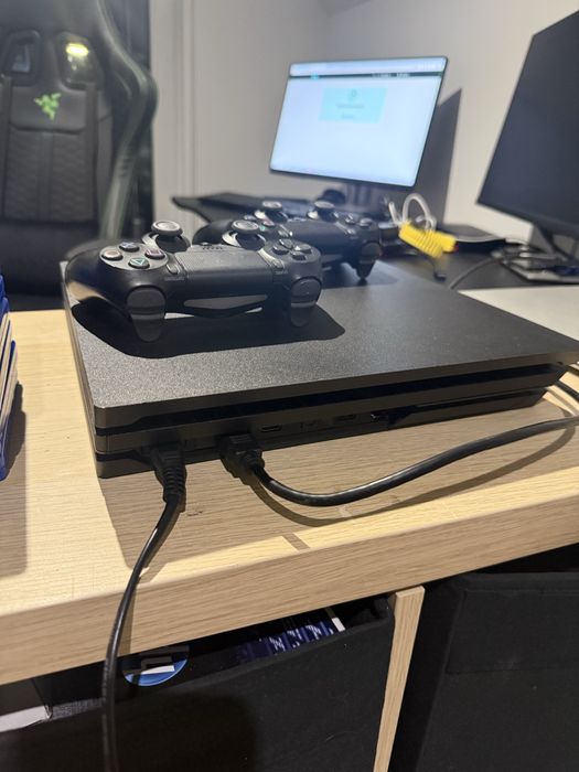 Konsola PS4 PRO 2 komplet - 2 Pady, 7 gier CD