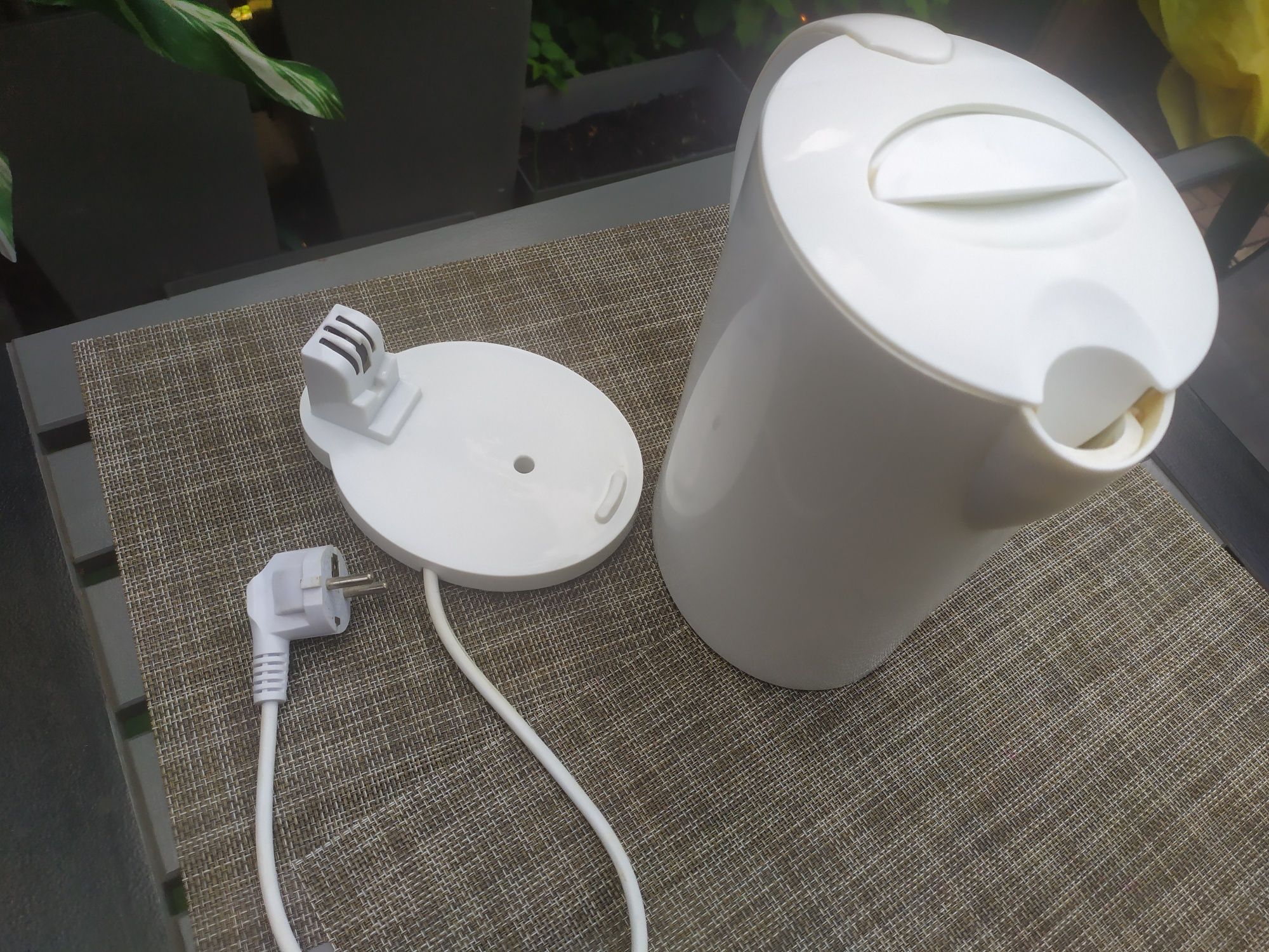 Biały czajnik elektryczny Clatronic 1,7 litra WK3331