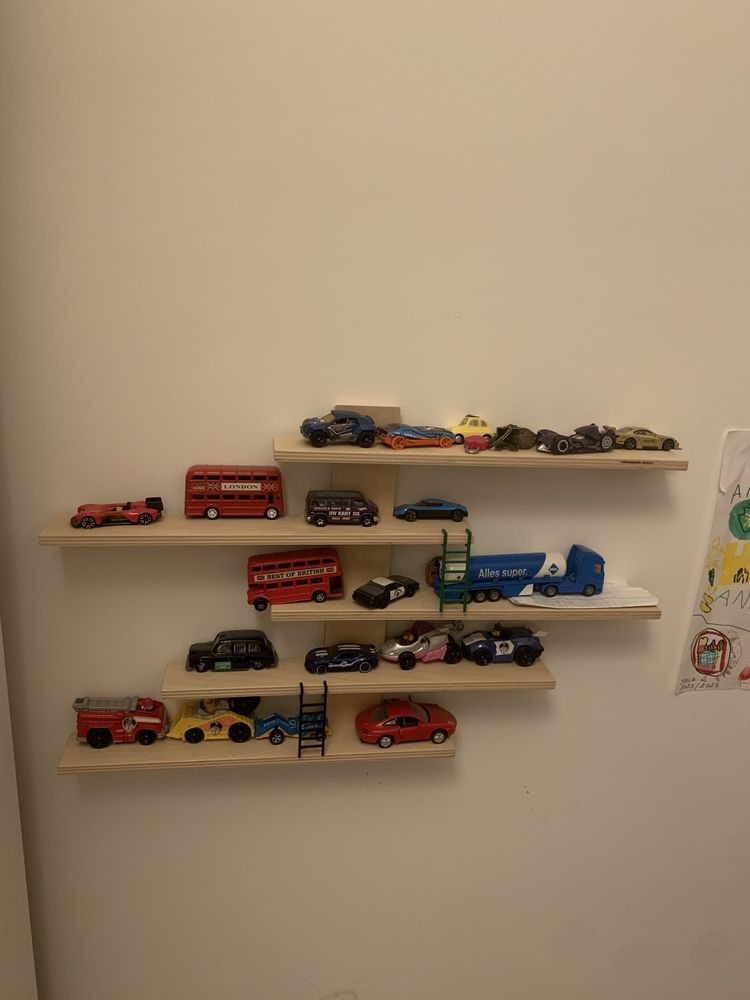Estante de madeira para carrinhos / miniaturas – 20€