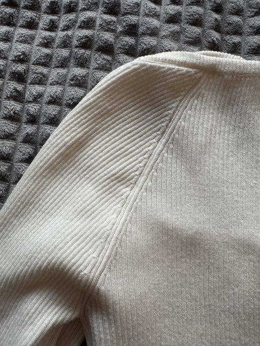 кофтинка в рубчик облягаюча молочна з вирізом в декольте