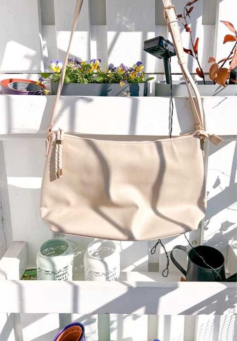 Beżowa skórzana pikowana torebka na ramię old money style Anna Field