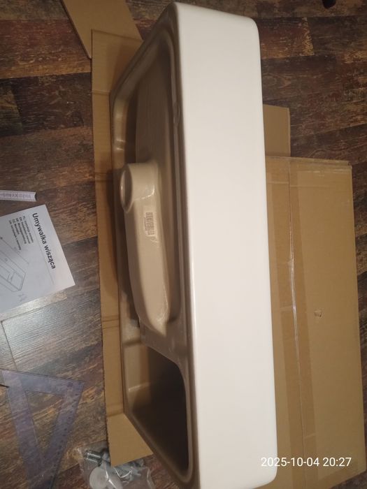 Umywalka wisząca lub nablatowa