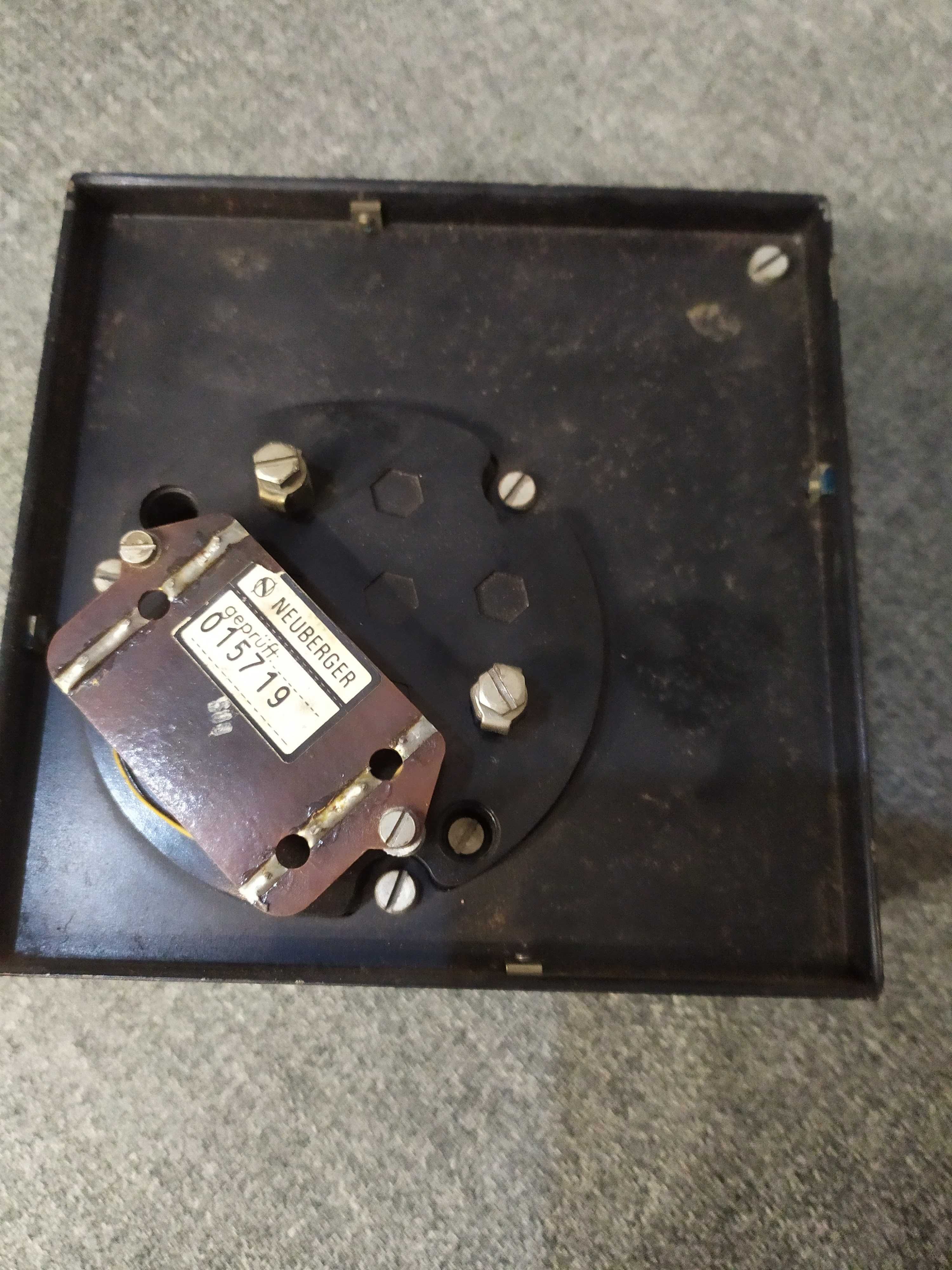 Voltomierz Panelowy Miernik analogowy 500V Neuberger