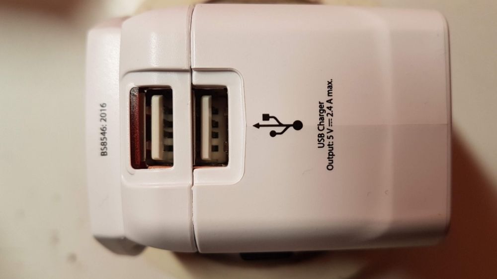 Adaptador de Fichas e Tomadas UNIVERSAL USB para viagem