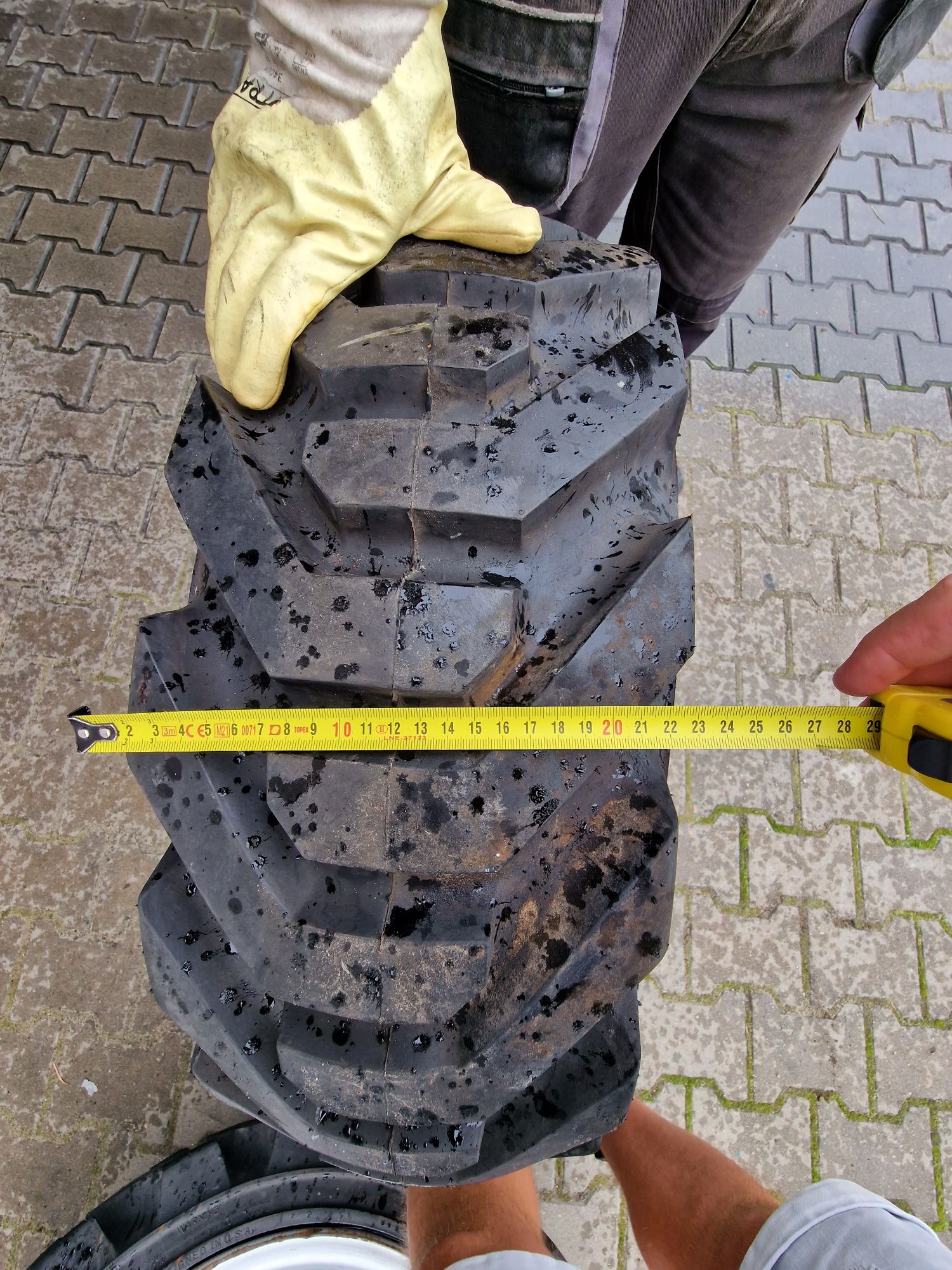 Opony przemysłowe z felgami 265/50r20