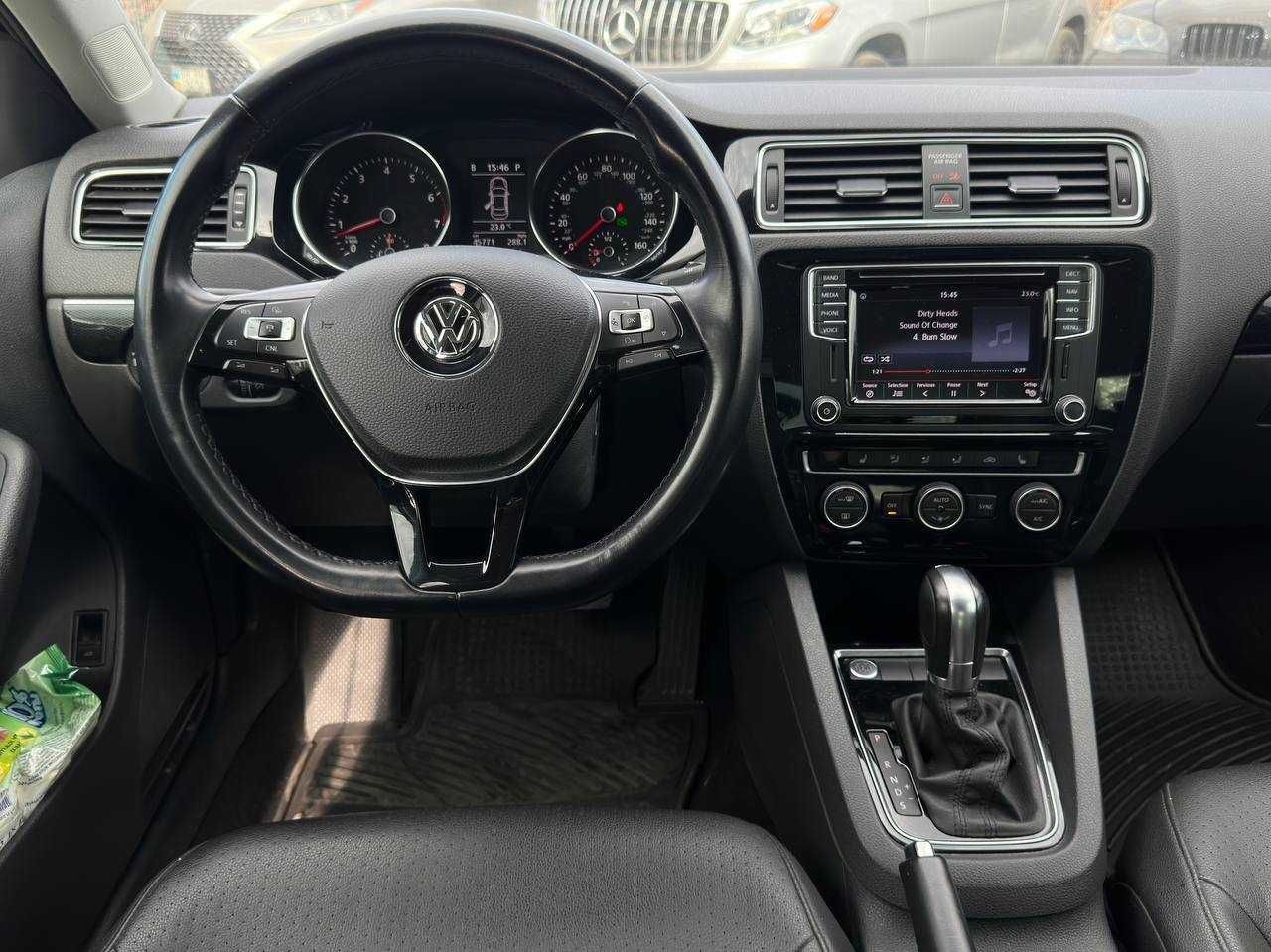 Авто Volkswagen Jetta 2017