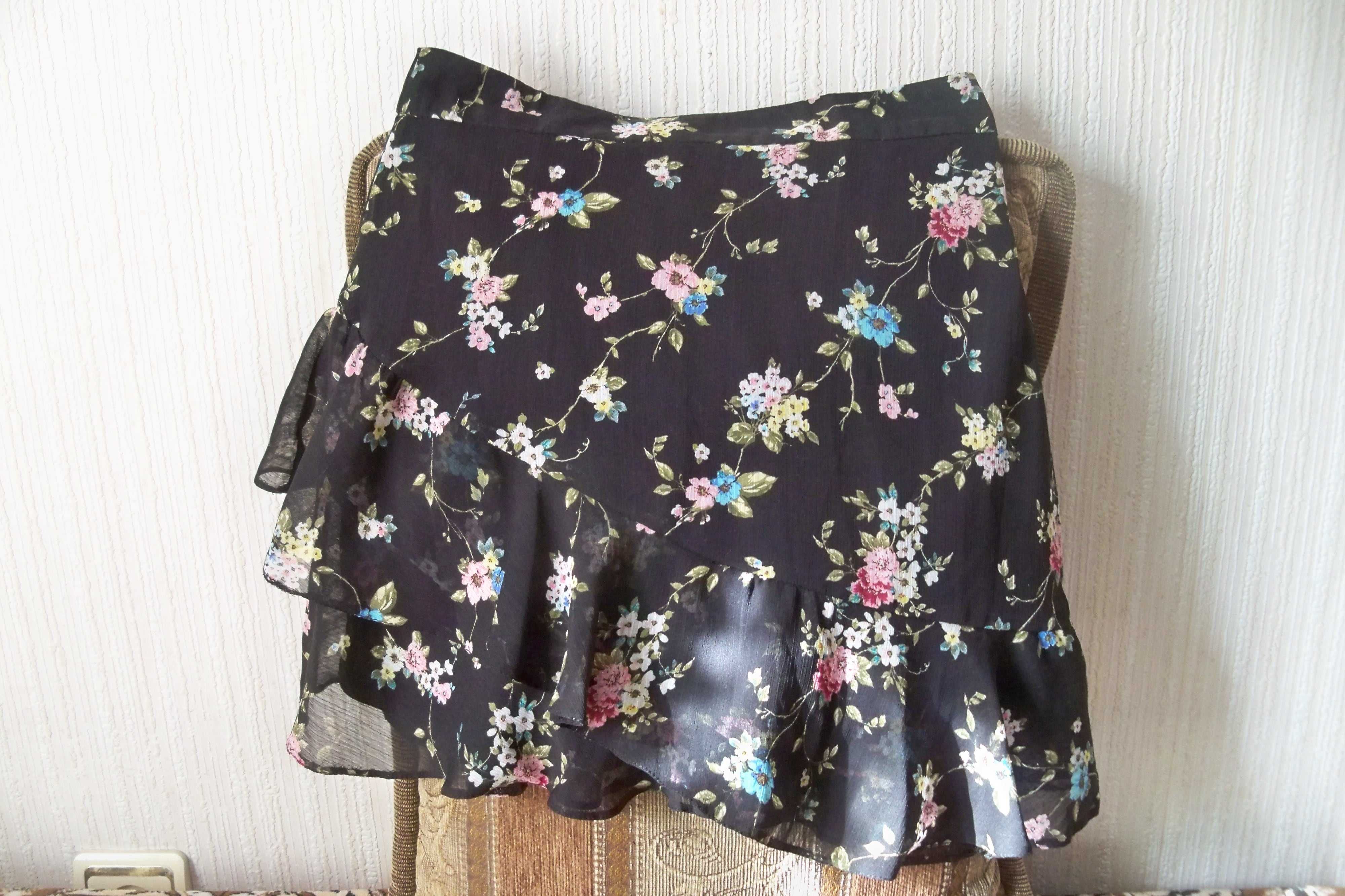 Короткая черная юбка Primark  в цветочек на девочку,40 размер