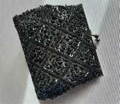 Clutch bordada Frangi