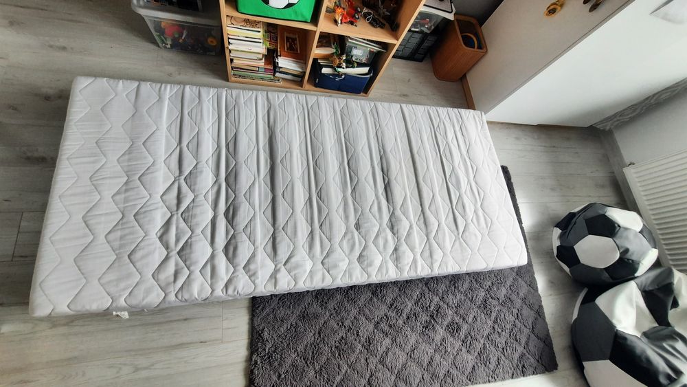 Materac 90x200 jak nowy