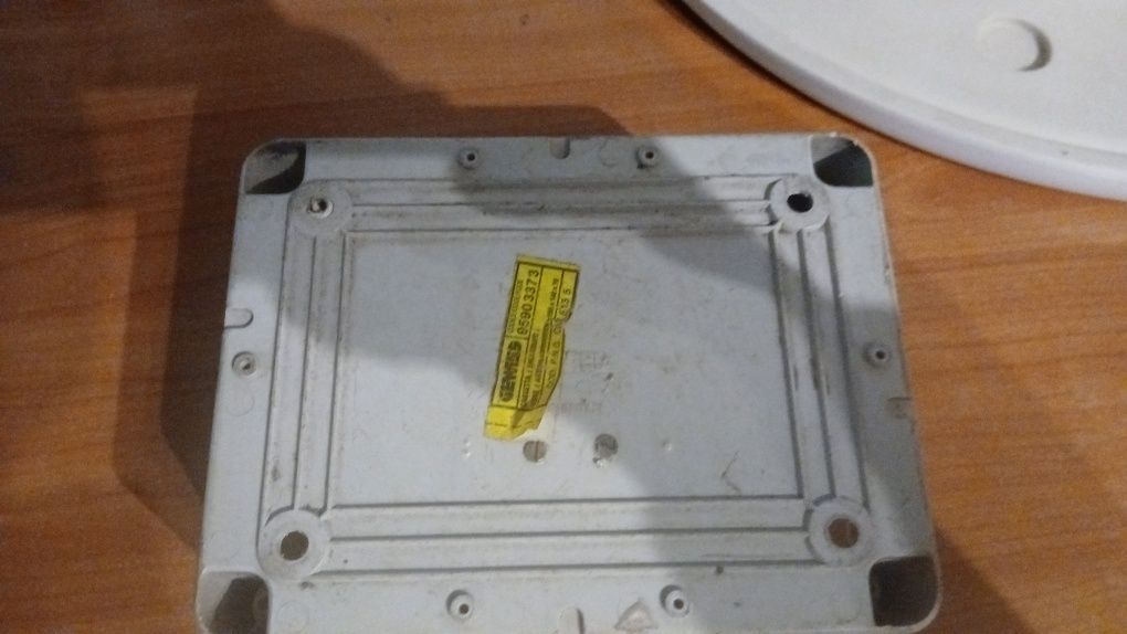 Caixa eléctrica em bom estado