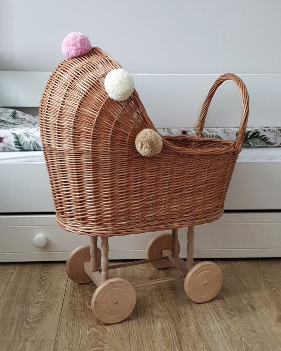 Wiklinowy wozek dla lalek, misiow handmade pompony