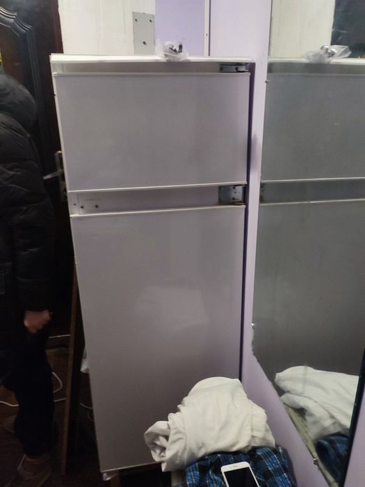 Холодильник акуратний вбудований