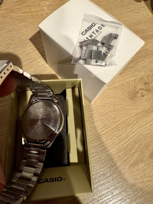 Relógio Casio Timeless - Vermelho