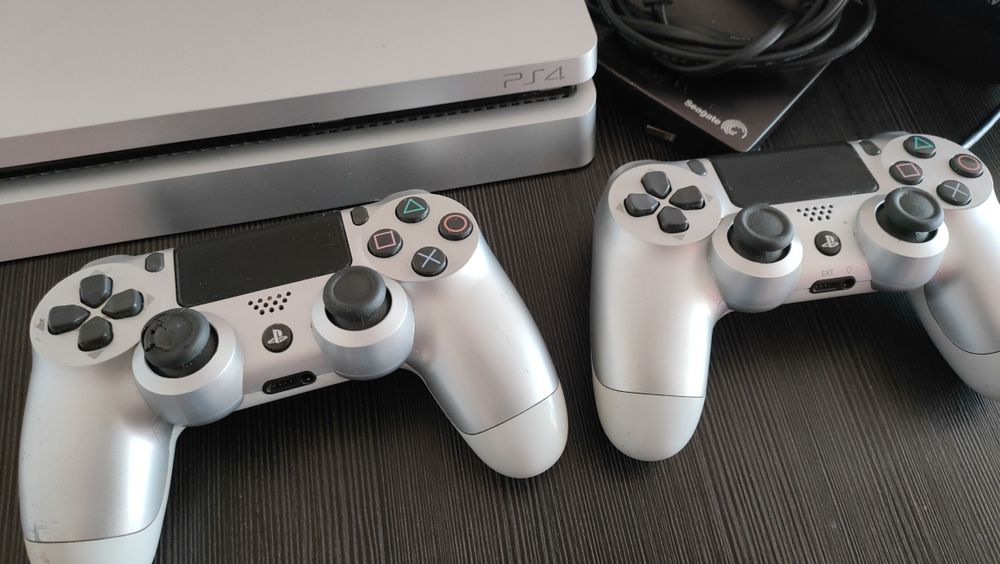 Konsola PS4 slim 2 pady 1tb słuchawki dysk kable zestaw