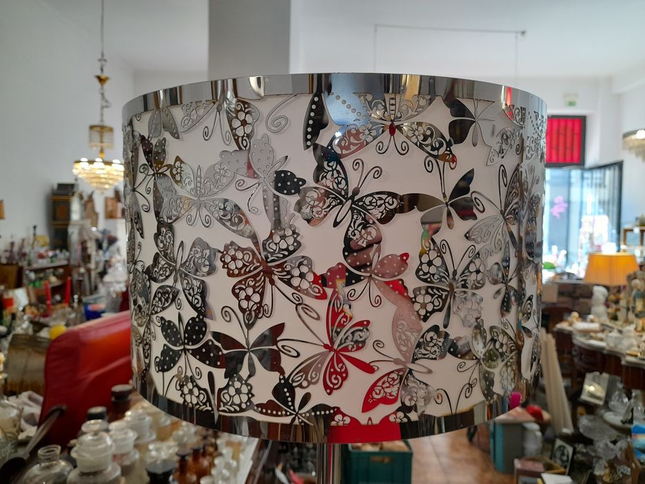 Candeeiro Pé alto - metal prateado com borboletas- 3 Lâmpadas- novo