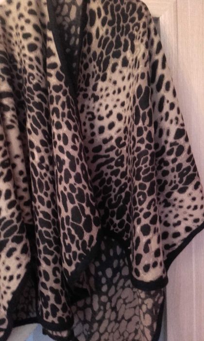 Ponczo w panterkę czarno-beżowe firmy Mohito