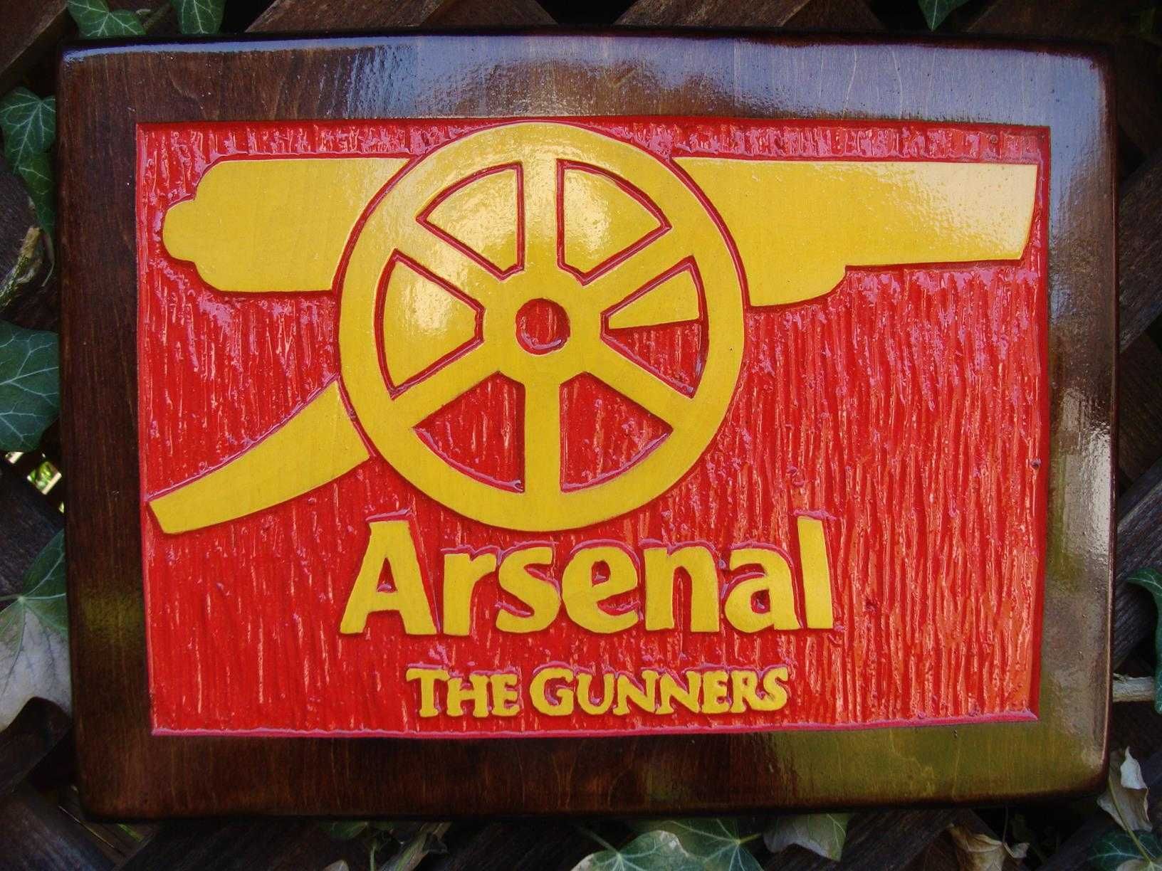 Arsenal Londyn Ręcznie rzeźbione logo z drewna.