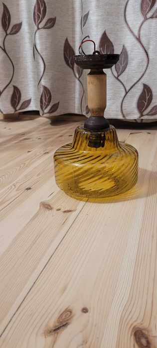 Lampa wisząca, styl PRL, 1 żarówka, szklany klosz w kolorze miodowym