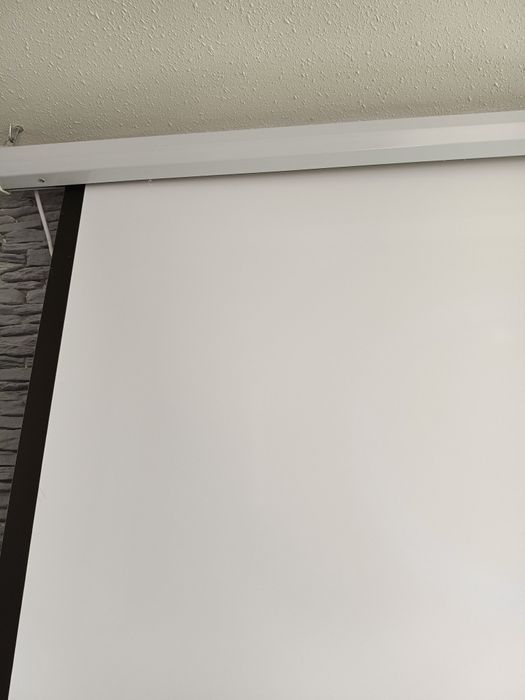 Ekran projekcyjny plus projektor