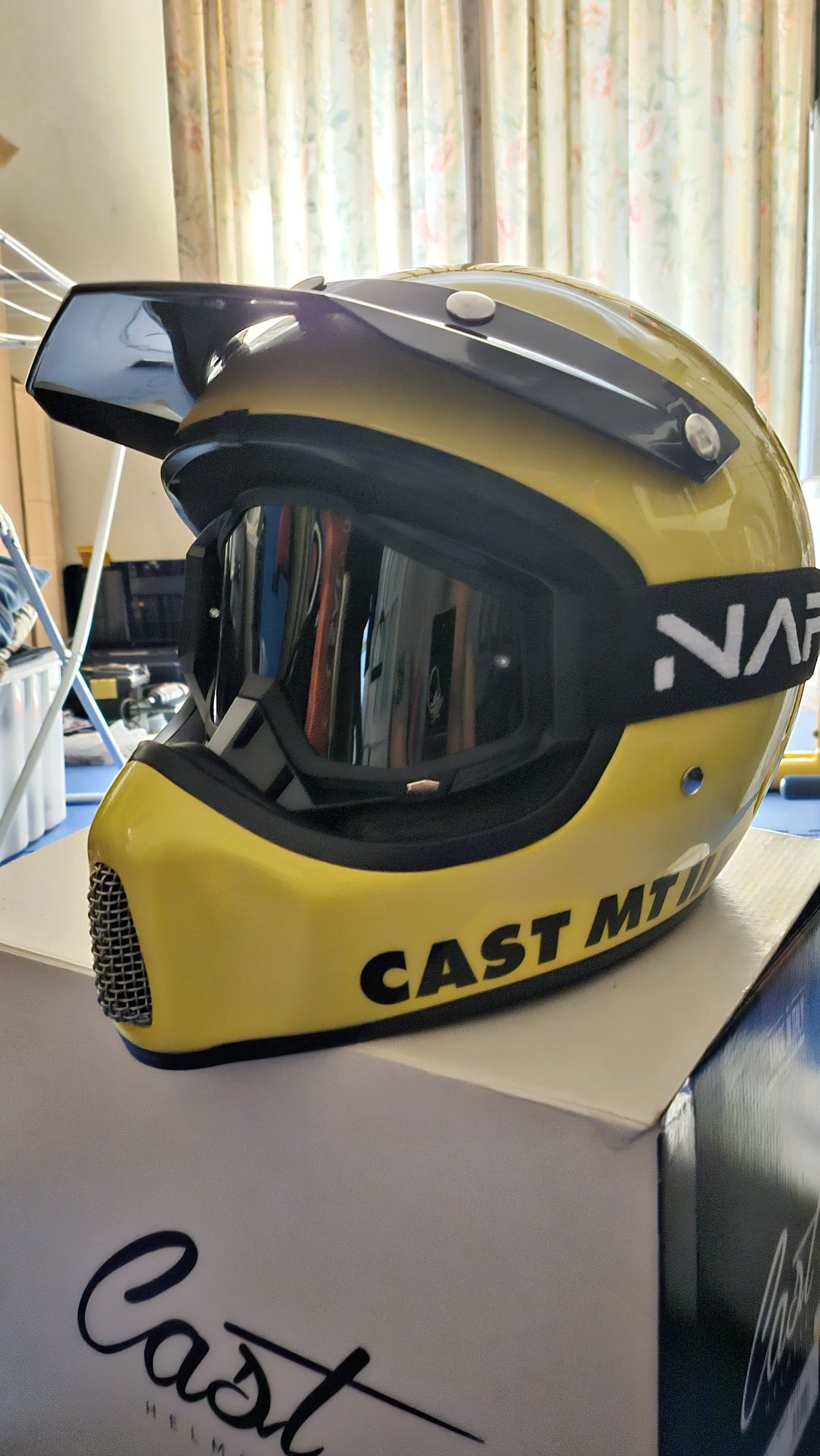 Capacete Cast MT II com óculos como novo em caixa TAM S