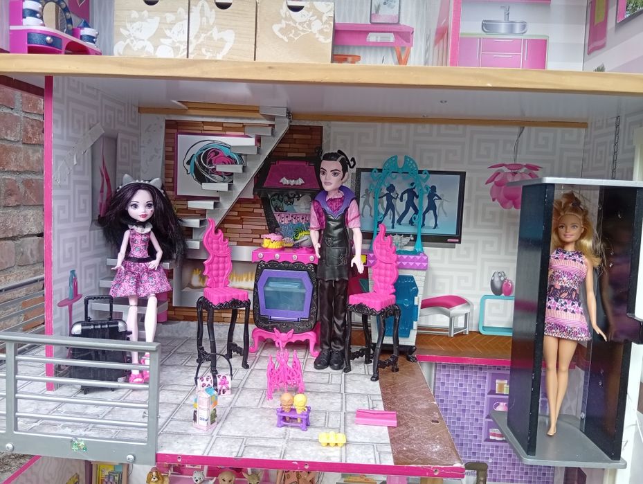 Toaletka i ogromny  domek Barbie i Monster High