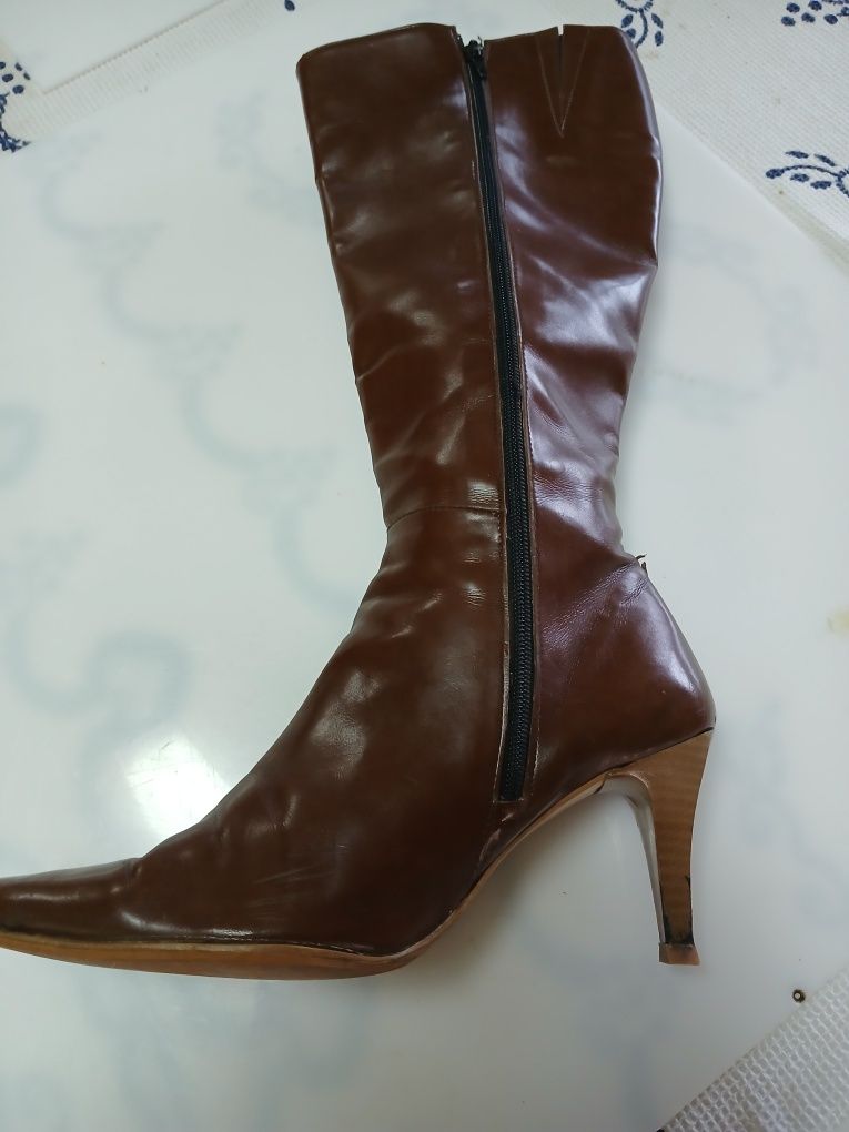 Bota em pele castanhas novas sem uso