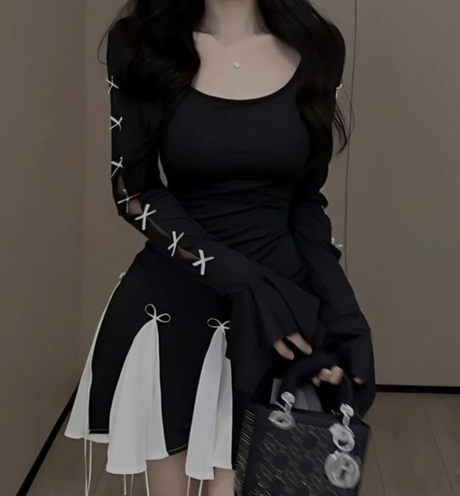 Чорно-біла сукня з довгим рукавом