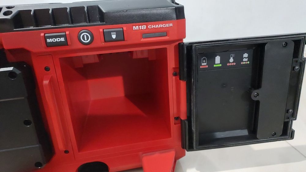 Ліхтар акамуляторний Milwaukee Packout M18 POALC