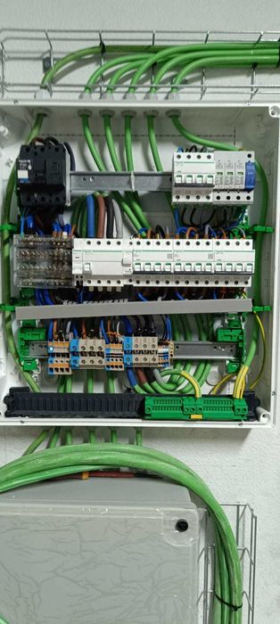 Eletricista • Reparações Rápidas e Instalações Seguras