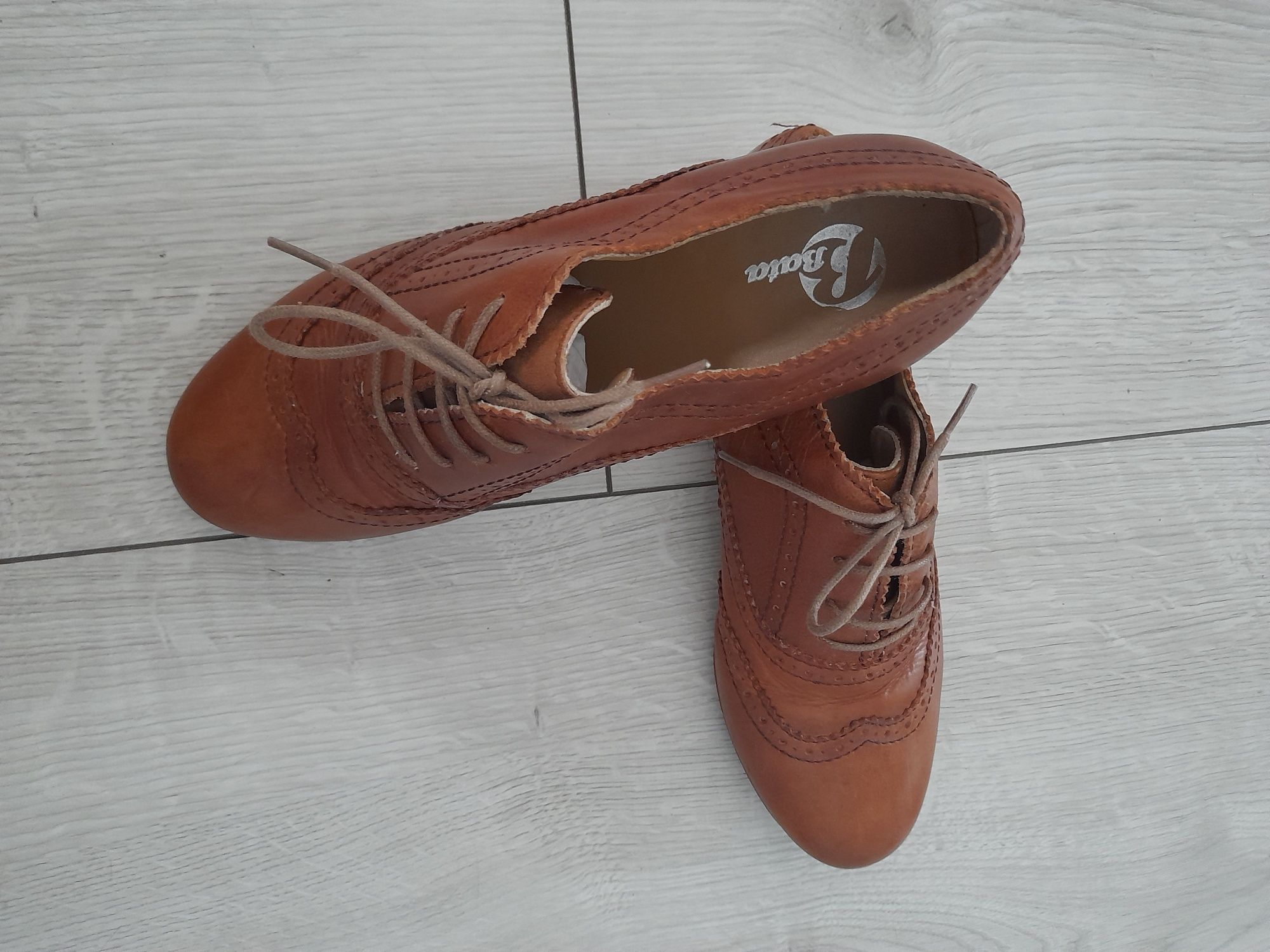 Buty skórzane sznurowane firmy BATA, kolor camel rozmiar 39