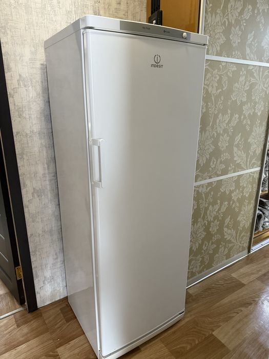 Морозильна камера Indesit